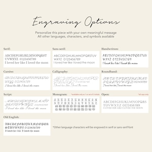 Op de afbeelding: Een grafiek met verschillende lettertypen voor graveeropties. De lettertypen omvatten serif, sans-serif, cursief, schrijfletter, oud-Engels, kalligrafie, handschrift, rondschrift, monogram en open. De grafiek bevat ook de cijfers 0123456789 en de letters A tot en met Z in elk lettertype.