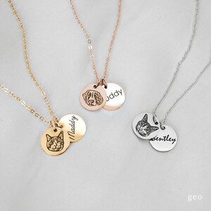 Op de afbeelding: Drie gouden kettingen met gepersonaliseerde huisdierportretten en namen. De kettingen bevatten een hondenportret met de naam "Buddy", een kattenportret met de naam "Maddy" en een kattenportret met de naam "Bentley".