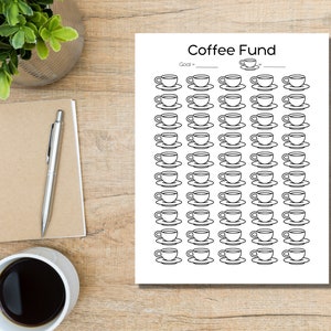 Può includere: Un tracker di fondi per il caffè stampabile con una linea di obiettivo e 60 icone di tazze di caffè. Il tracker è progettato per aiutare le persone a risparmiare denaro per il caffè.