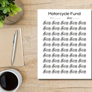 Pode incluir: Um rastreador de fundos para motocicletas imprimível com o texto "Motorcycle Fund" no topo. O rastreador tem um espaço para escrever um valor objetivo e um espaço para escrever um valor atual. O rastreador tem 60 ícones de motocicletas para colorir à medida que você economiza dinheiro para atingir seu objetivo.