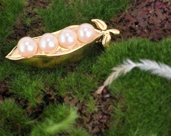Danecraft Pea Pod Pin: Gold Tone Brooch with Faux Pearls