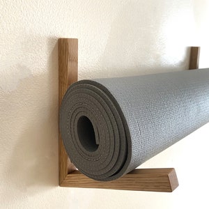 Wall Mounted Yoga Mat Holder, Hanging Yoga Mat Gym Storage Yoga Rack  Workout Mats Rack Organizer, Foam Roller Wall Holder Support Stand, Black  (Color : 8 Tier 140cm Length) : : Sports