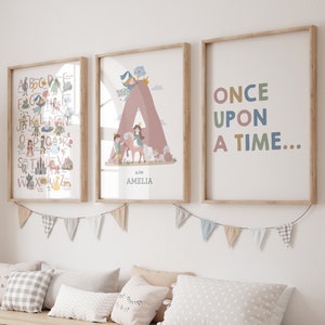 Set da parete da favola composto da 3 stampe, con stampa personalizzata del nome del bambino, stampa dell'alfabeto e della citazione