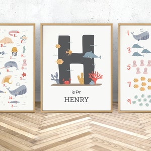 Set von drei Ozean Meer Alphabet und Zahlen Wandkunst, personalisiertes ABC und Zahlen Kinderzimmer Kunst Set, pädagogische Drucke