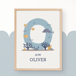 Impresión personalizada del nombre del bebé del océano en azul, letra del mar personalizada
