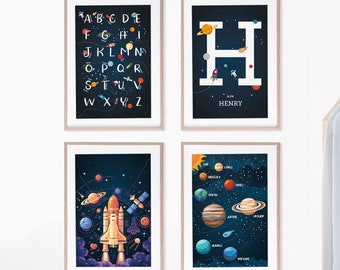 Pode incluir: Quatro cartazes imprimíveis com tema espacial com fundo azul escuro e estrelas brancas. O primeiro cartaz apresenta o alfabeto com planetas e estrelas. O segundo cartaz apresenta a letra H com planetas e estrelas. O terceiro cartaz apresenta um foguete com planetas e estrelas. O quarto cartaz apresenta os planetas do sistema solar com seus nomes.