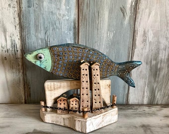 Fischskulptur mit Keramik Häusern 𝘒𝘶𝘯𝘴𝘵𝘰𝘣𝘫𝘦𝘬𝘵 𝘒𝘦𝘳𝘢𝘮𝘪𝘬 𝘍𝘪𝘨𝘶𝘳 𝘒𝘶𝘯𝘴𝘵