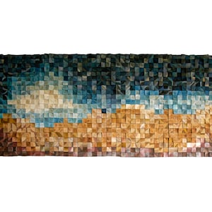Puede incluir: Una pieza de arte de pared hecha de bloques de madera, que representa un paisaje con un cielo azul, nubes blancas y un suelo marrón y naranja.