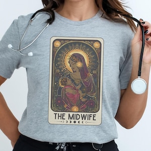 Camiseta de la carta del tarot de la partera, camiseta de la doula de la bruja, regalo para la enfermera de parto y nacimiento, camiseta del trabajador del parto, lindo y espeluznante nuevo regalo de la partera