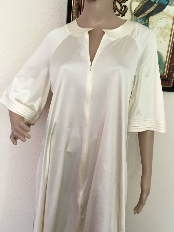 60’s Vintage White “Vanity Fair” House Dress Robe - image 2