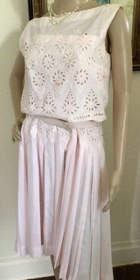 60’s Vintage Pink Retro Embroidered Floral Eyelet