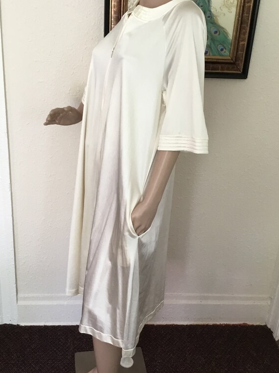 60’s Vintage White “Vanity Fair” House Dress Robe - image 3