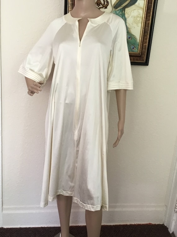 60’s Vintage White “Vanity Fair” House Dress Robe - image 1
