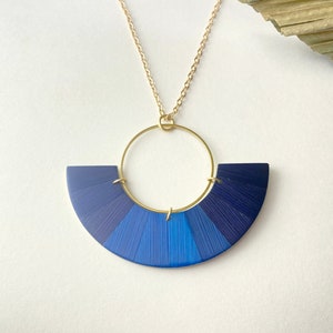 Straw marquetry and brass Pendant, half moon, gold plated chain, claps and rings, handmade in Montreal, Phénix Collection, Night Blue imagen 1