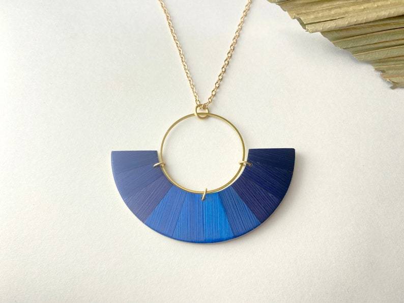 Straw marquetry and brass Pendant, half moon, gold plated chain, claps and rings, handmade in Montreal, Phénix Collection, Night Blue imagen 1