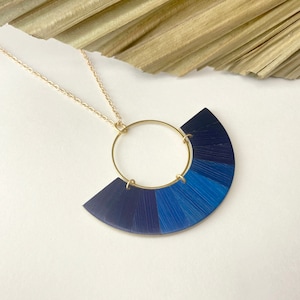 Straw marquetry and brass Pendant, half moon, gold plated chain, claps and rings, handmade in Montreal, Phénix Collection, Night Blue imagen 4