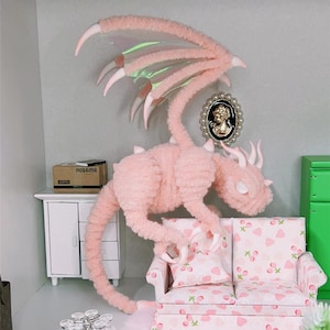 Bambole rosa del drago, giocattoli del bambino del drago di fantasia, bambole di peluche Pterosauro, bambola di peluche realistica della creatura di fantasia, dolly dei draghi ripieni del drago del cielo