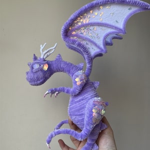 Giocattoli del drago viola, giocattoli del drago fantasy fresco, bambola di peluche del drago santo, bambola di peluche realistica del drago, regalo della bambola farcita del drago della fata per lei