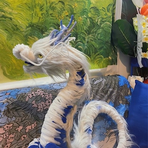 Bambole drago blu-bianco, giocattolo Fantasy Dragon, bambole di peluche Pterosauro, bambola di peluche con creatura fantasy realistica, bambole ripiene di drago fatato