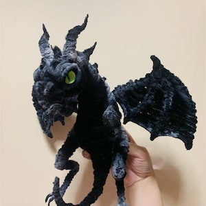 Bambola del drago nero, drago dominante, drago antico, giocattolo del drago fantasy grigio, bambola di peluche del drago santo, bambola di peluche giocattolo realistico del drago, drago della fata