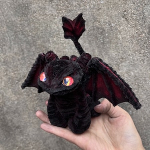 Bambole del drago nero, giocattoli rosa del drago del drago bambino, bambola di peluche Pterosauro, bambola di peluche realistica della creatura fantasy, draghi imbalsamati del drago del cielo