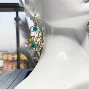 Pendientes faciales, pendientes de flores de resina Myosotis sylvatica, pendientes de flores reales, pendientes florales de resina, pendientes de flores secas, joyas de flores prensadas