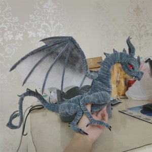 Bambola grigia del drago, giocattolo del drago di fantasia del demone, bambola di peluche dello pterosauro grigio, bambole di peluche della creatura fantasy realistica, dolly del drago del drago imbottito del diavolo