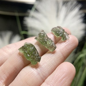 Moldavite crystal necklace,Moldavite Pendant,Moldavite Jewelry,Authentic Moldavite Necklace,Genuine Moldavite Stone,Real Moldavite Crystal
