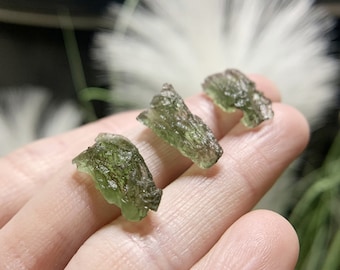 Moldavite crystal necklace,Moldavite Pendant,Moldavite Jewelry,Authentic Moldavite Necklace,Genuine Moldavite Stone,Real Moldavite Crystal