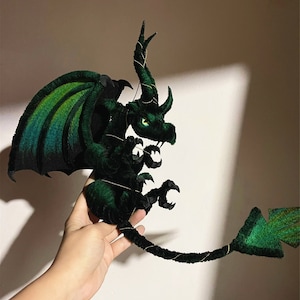 Bambole del drago verde, giocattoli di bambino del drago fantasia rosa, bambola di peluche dello pterosauro marrone, peluche della creatura fantasy realistica blu Dolly farcito del drago della fata