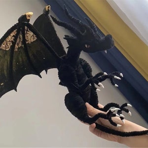 Bambola del drago nero, giocattolo del drago della fantasia del demone, bambola di peluche dello pterosauro, bambola di peluche della creatura fantasy realistica, dolly del drago del drago farcito del diavolo