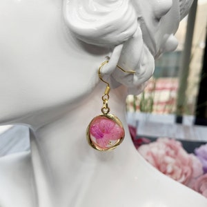 Resin flower earrings,Real flower earrings,resin flower earrings,Pink dried flowers earrings,real flower jewelry,pressed flower gift for her