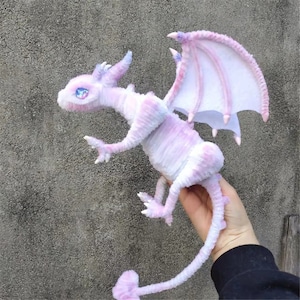 Bambole rosa del drago, giocattolo grigio del bambino del drago di fantasia, bambola di peluche dello pterosauro marrone, peluche della creatura fantasy realistica blu Dolly farcito del drago della fata