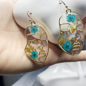 Face earrings,Myosotis sylvatica Resin flower earrings,Real flower earrings,resin floral earring,dried flower earring,pressed flower jewelry