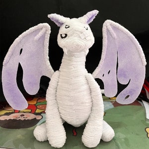 Bambole di arte del drago viola Giocattoli di bambino del drago fantasy, bambola di peluche Pterosauro, bambola di peluche realistica della creatura fantasy, draghi di peluche del drago del cielo