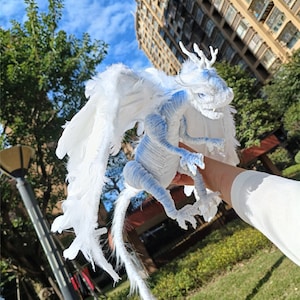 Bambole del drago blu della piuma, giocattolo della bambina del drago di fantasia, bambola di peluche del pterosauro, bambola di peluche della creatura fantasy realistica, draghi imbottiti del drago del cielo