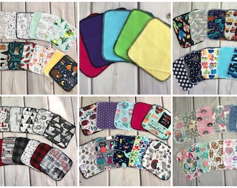 Puede incluir: Una colección de cuadrados de tela coloridos con varios patrones y diseños. Los cuadrados están dispuestos en un semicírculo y tienen un borde negro. Los cuadrados están hechos de tela suave y absorbente, perfectos para limpiar derrames o limpiar desorden.
