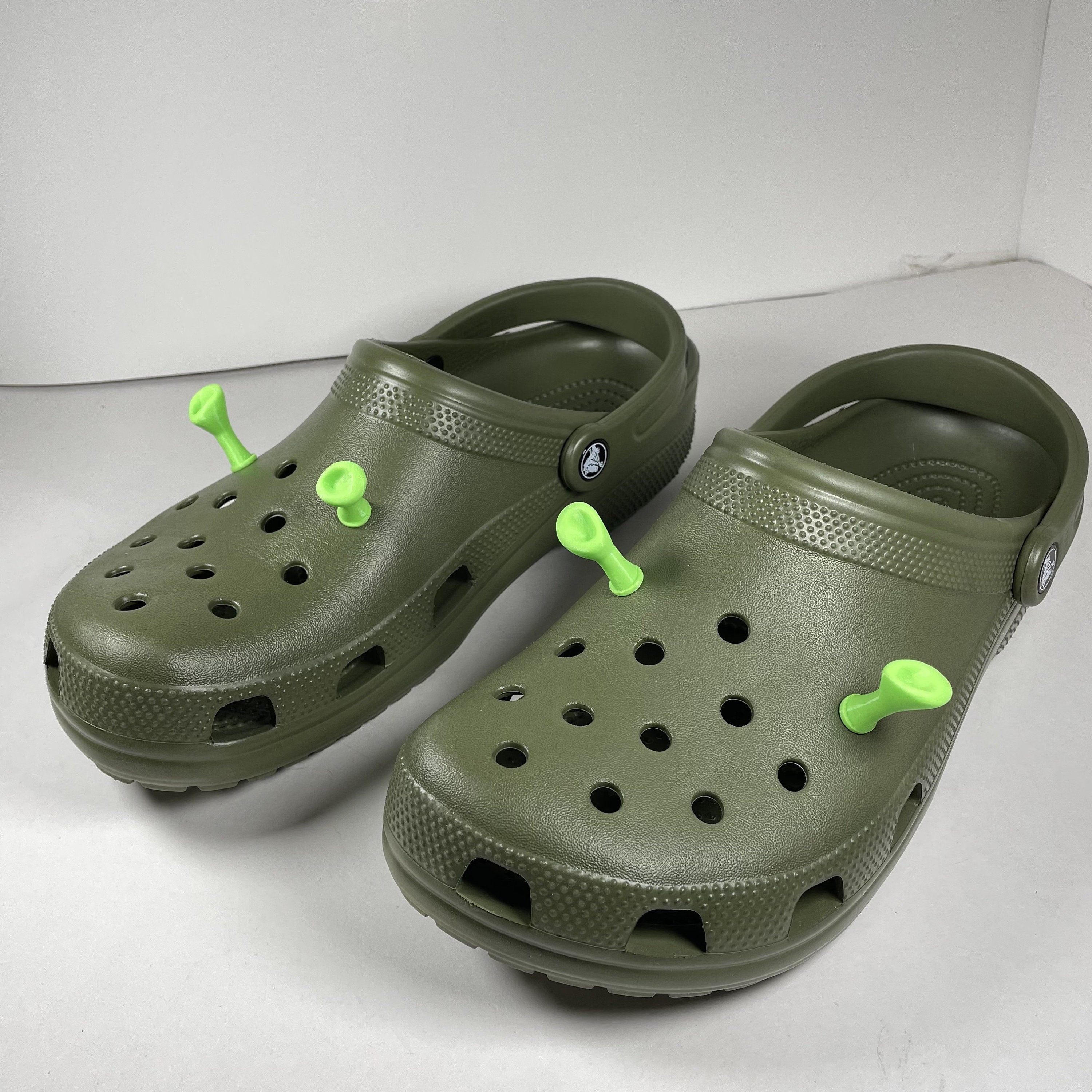 Croc Shrek Ear Charms 2 pares, Fibra natural, Sin gemas. 