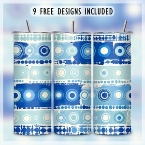 Puede incluir: Tres vasos de acero inoxidable con tapas y pajitas. Cada vaso presenta un diseño abstracto azul y blanco con círculos y pinceladas. El texto "9 FREE DESIGNS INCLUDED" está en la parte superior.