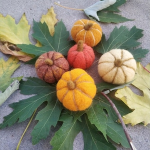 Felting pumpkins Set of five felted mini pumpkins Primitive fall decor Thanksgiving table and shelf decorations Halloween orange party