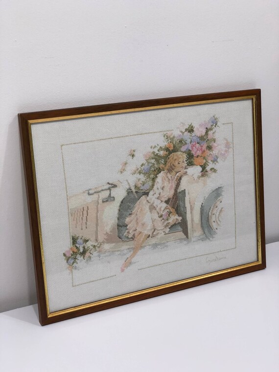 額入りクロスステッチアート：車に乗った少女の刺繍、優しい色調 【額縁付】女性刺繍絵画