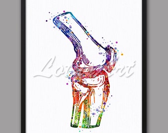 Puede incluir: Una ilustración de acuarela de una articulación de la rodilla humana en varios tonos de azul, verde, naranja, rojo y morado. La ilustración está rodeada de espacio en blanco y tiene un marco negro.