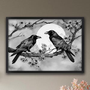 Op de afbeelding: Zwart-wit ingelijst kunstwerk met twee kraaien op een bloeiende tak. Een volle maan schijnt op de achtergrond. Het kunstwerk is een aquarel schilderij met een gotisch thema.
