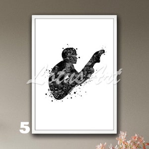 Op de afbeelding: Zwart-wit aquarelprint van een duiker in de lucht, omlijst door een witte rand. Het silhouet van de duiker is gevuld met gespikkelde patronen, wat een dynamisch effect cre&euml;ert. Het kunstwerk staat tegen een neutrale achtergrond, met het nummer "5" linksonder.