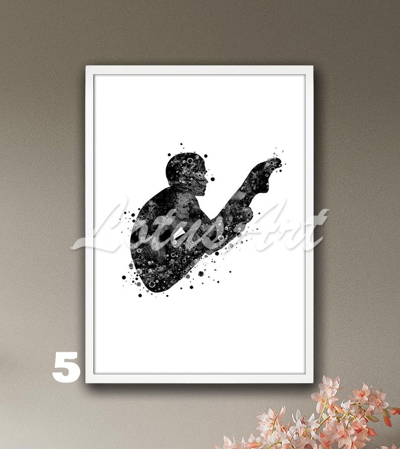 Op de afbeelding: Zwart-wit aquarelprint van een duiker in de lucht, omlijst door een witte rand. Het silhouet van de duiker is gevuld met gespikkelde patronen, wat een dynamisch effect cre&euml;ert. Het kunstwerk staat tegen een neutrale achtergrond, met het nummer "5" linksonder.