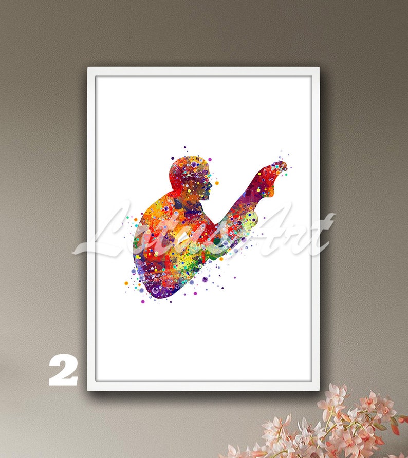 Op de afbeelding: Een ingelijste aquarelprint met een duiker in volle duik. De duiker is afgebeeld in een levendige reeks kleuren, waaronder rood, oranje, geel, groen, blauw en paars. Het kunstwerk staat tegen een witte achtergrond, met het nummer "2" linksonder.