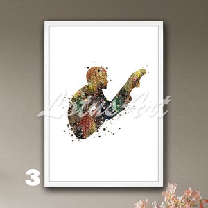 Op de afbeelding: Een ingelijste aquarelprint met een kleurrijke abstracte figuur in tinten geel, groen en rood. De figuur staat tegen een witte achtergrond, met het nummer "3" in de linker benedenhoek.