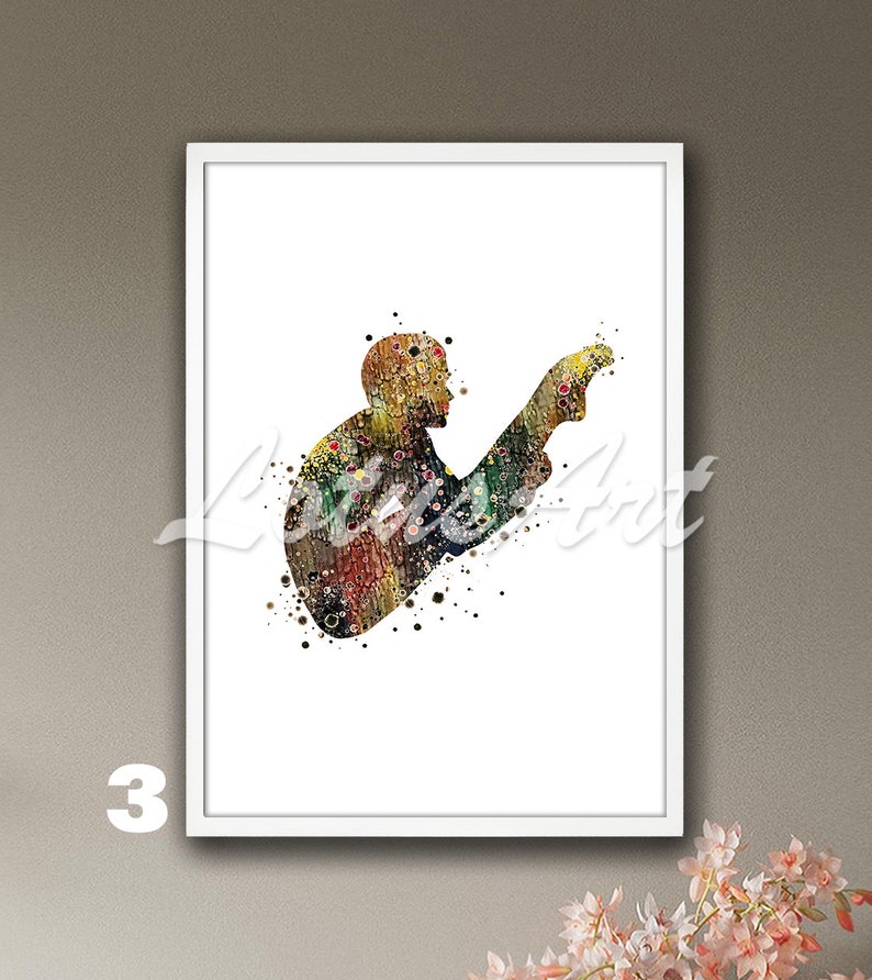 Op de afbeelding: Een ingelijste aquarelprint met een kleurrijke abstracte figuur in tinten geel, groen en rood. De figuur staat tegen een witte achtergrond, met het nummer "3" in de linker benedenhoek.