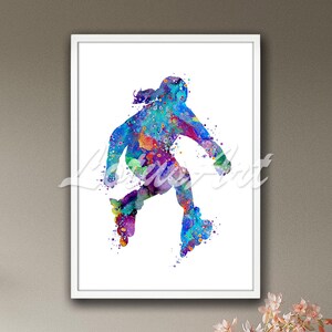 Op de afbeelding: Waterverf schilderij van een persoon die inline-skates. De persoon is in de lucht met zijn benen gespreid en zijn armen uitgestrekt. Het schilderij is gemaakt in tinten blauw, groen en paars.