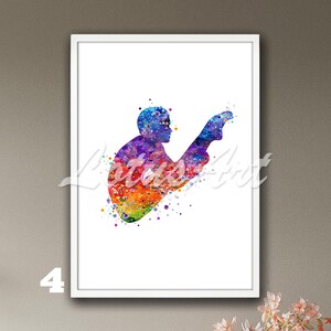 Op de afbeelding: Een ingelijste aquarelprint van een duiker in de lucht, weergegeven in een levendig kleurenspectrum. Het kunstwerk heeft een witte rand en is geplaatst tegen een neutrale achtergrond. Het nummer "4" is linksonder zichtbaar.